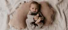 Zo zorgt een voedingskussen voor comfortabel en ontspannen voeden - Babywinkel