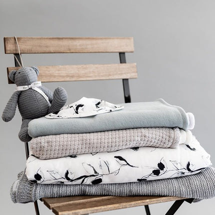 Bamboom Ledikantdeken Dubbel T.O.G 2.2 Warm Grijs 100x150cm koop je bij Babywinkel