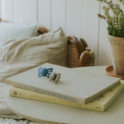 Frigg Speen Maat 1 Butterfly Ocean View/Sage Silicone 2St koop je bij Babywinkel