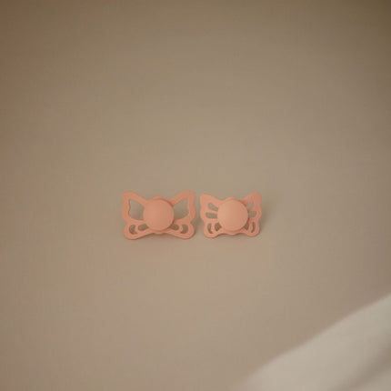 Frigg Speen Maat 1 Butterfly Soft Lilac/Pretty Peach Silicone 2 - Pack koop je bij Babywinkel