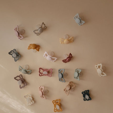 Frigg Speen Maat 1 Butterfly Soft Lilac/Pretty Peach Silicone 2 - Pack koop je bij Babywinkel