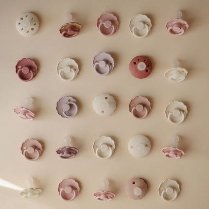 Frigg Speen Maat 1 Daisy Soft Lilac/Fuchsia Silicone 2 - Pack koop je bij Babywinkel