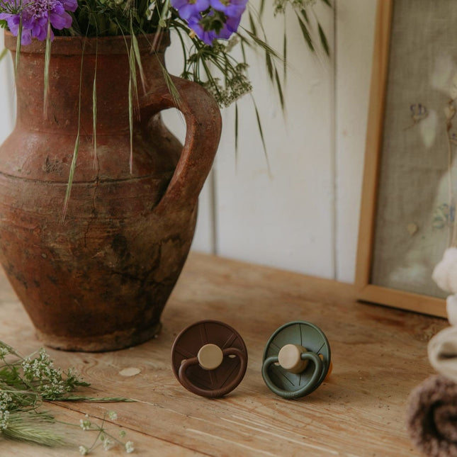 Frigg Speen Maat 1 Little Viking Cocoa/Olive Silicone 2St koop je bij Babywinkel