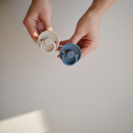 Frigg Speen Maat 1 Rope Silver Gray/Dark Navy Latex 2 - Pack koop je bij Babywinkel