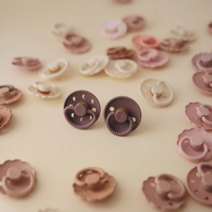 Frigg Speen Maat 1 Rope Tw. Mauve/Soft Lilac Latex 2 - Pack koop je bij Babywinkel