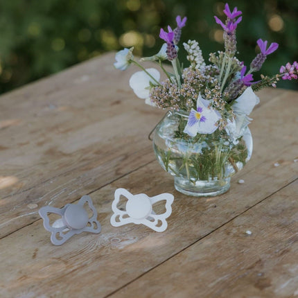 Frigg Speen Maat 2 Butterfly Portobello/Cream Silicone 2St koop je bij Babywinkel