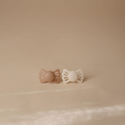 Frigg Speen Maat 2 Lucky Silky Satin/Cream Silicone 2 - Pack koop je bij Babywinkel
