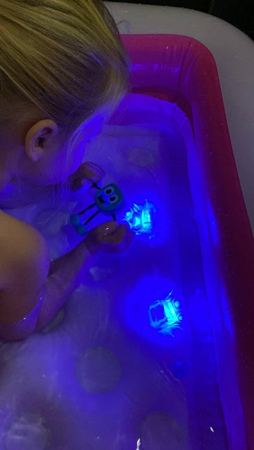 Glopals Badspeelgoed Sensorisch Light - Up Poppetje en Cubes Blair koop je bij Babywinkel