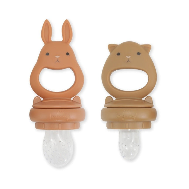 Konges Slojd Baby Bestekset Silicone Fruit Feeding Pacifier Almond/Terracotta 2st koop je bij Babywinkel