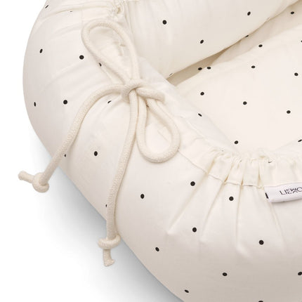 Liewood Babynestje Gro Classic Dot Creme De La Creme koop je bij Babywinkel