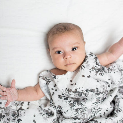 Lulujo Hydrofiele Doek Black Foral 120x120cm koop je bij Babywinkel