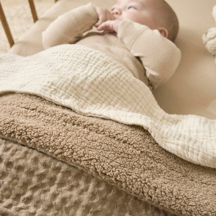Meyco Ledikantdeken Wafel Teddy Taupe 100X150cm koop je bij Babywinkel