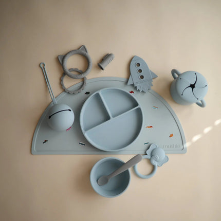 Mushie Baby Bordje Silicone Powder Blue koop je bij Babywinkel