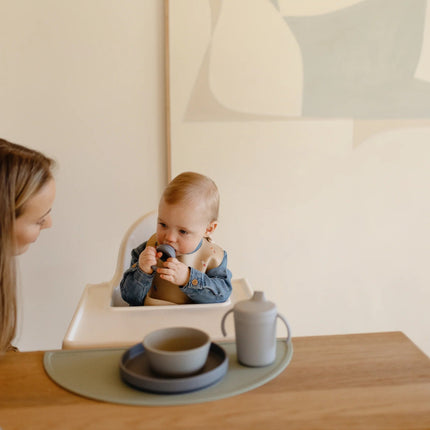Mushie Babybord Powder Blue koop je bij Babywinkel