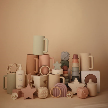 Mushie Spoelbeker Blush 830Ml koop je bij Babywinkel