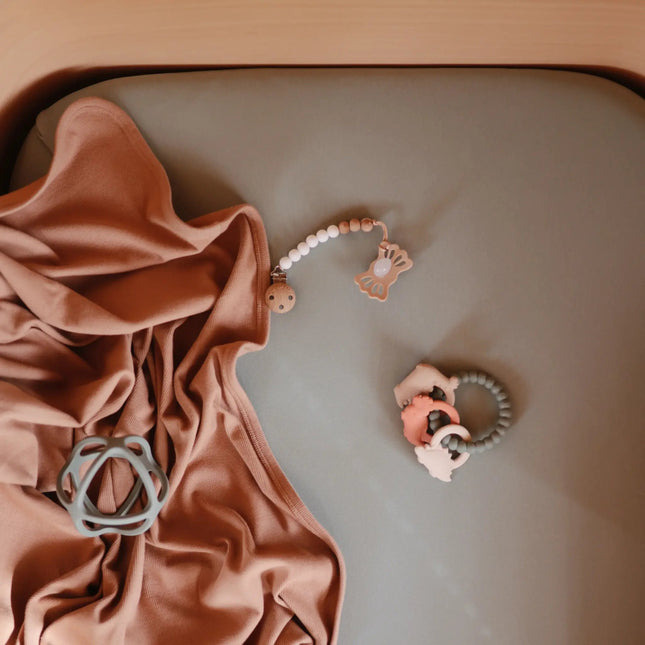 Mushie Bijtring Bal Dove Gray koop je bij Babywinkel