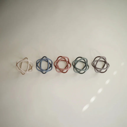 Mushie Bijtring Bal Tradewinds koop je bij Babywinkel