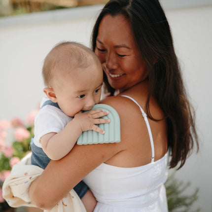 Mushie Bijtring Regenboog Cambridge Blue koop je bij Babywinkel