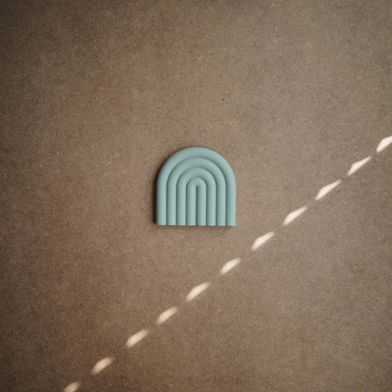 Mushie Bijtring Regenboog Cambridge Blue koop je bij Babywinkel