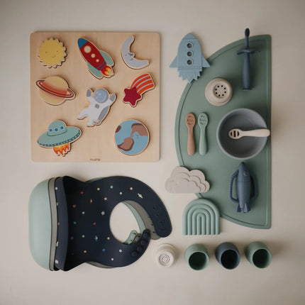 Mushie Bijtring Regenboog Cambridge Blue koop je bij Babywinkel