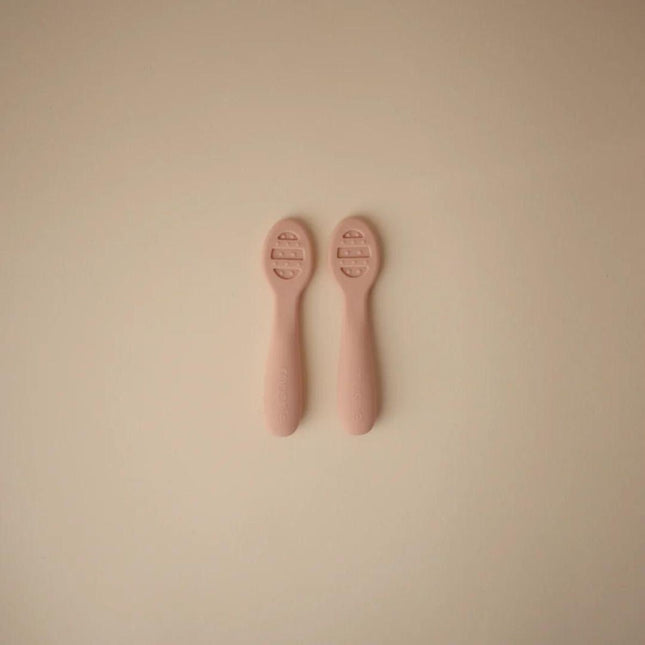 Mushie Oefenlepel Blush/Shifting Sand koop je bij Babywinkel