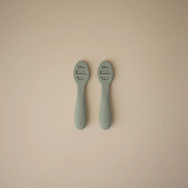 Mushie Oefenlepel Cambridge Blue/Shifting Sand koop je bij Babywinkel