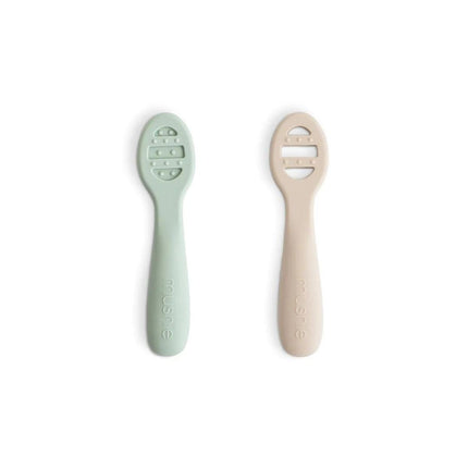 Mushie Oefenlepel Cambridge Blue/Shifting Sand koop je bij Babywinkel