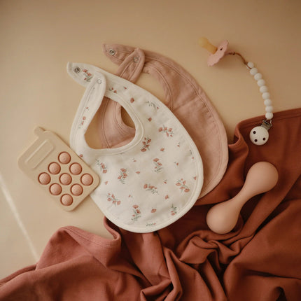 Mushie Slabbetje Blush/Pink Floral 2St koop je bij Babywinkel