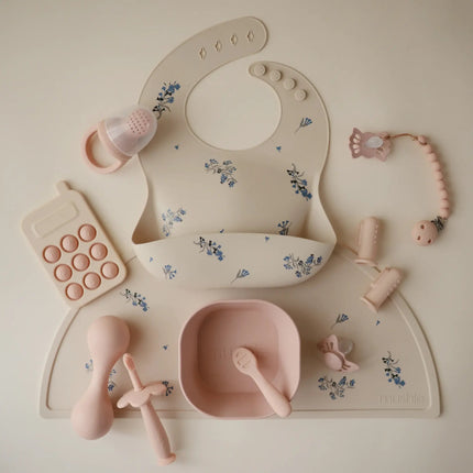 Mushie Slabbetje Silicone Lilac Flowers koop je bij Babywinkel