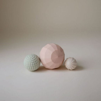 Mushie Speelbal Met Textuur Pastel 3St koop je bij Babywinkel