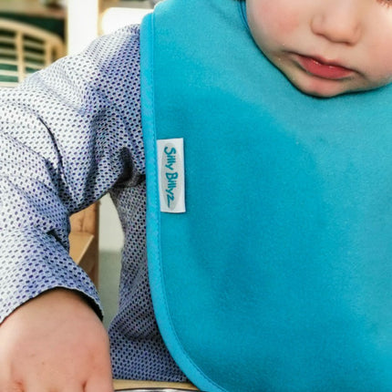 Silly Billyz Slabbetje Fleece Large Dusty Blue koop je bij Babywinkel