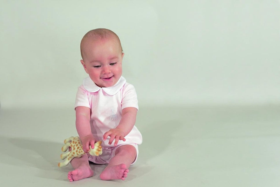 Sophie de Giraf Baby Jumpsuit 1 - Delig Pakje Met Kraagje Roze koop je bij Babywinkel